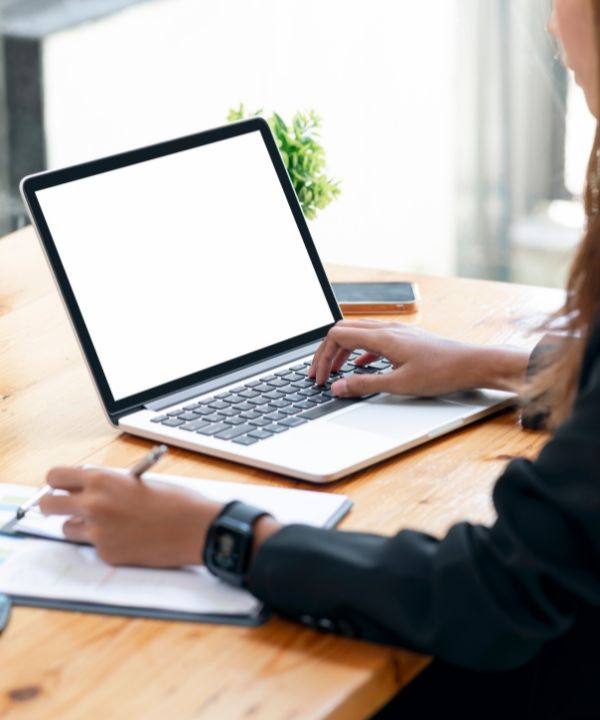 Vrouw met laptop aan het werk